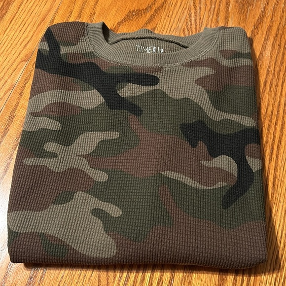 Long sleeved camouflage tee shirt. Size S - Picture 5 of 5